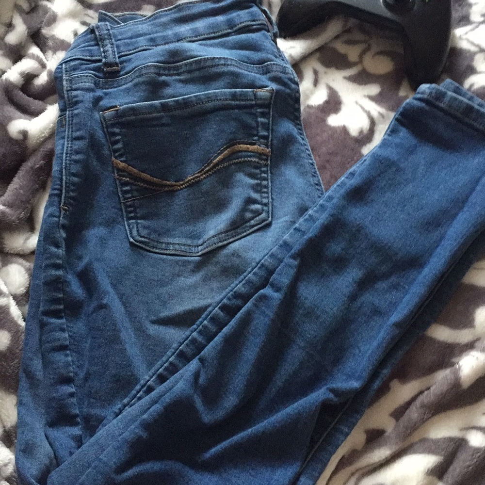Skinny legged jeggings with small oil paint stain
